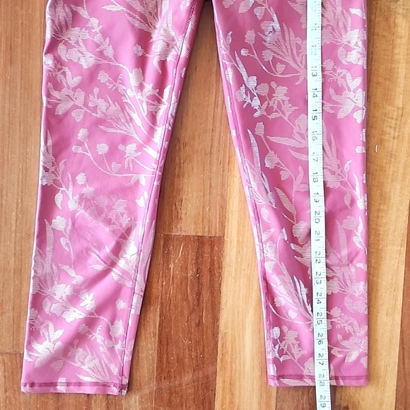 PINK w/ SILVER METALLIC Capri, Activewear, Small-Medium (no tag!)😍 - Picture 4 of 5